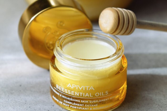 APIVITA BEESSENTIAL OILS BAUME DE NUIT FORTIFIANT & NOURRISSANT COMPLEMENT CUTANE - 15 ML – Image 3