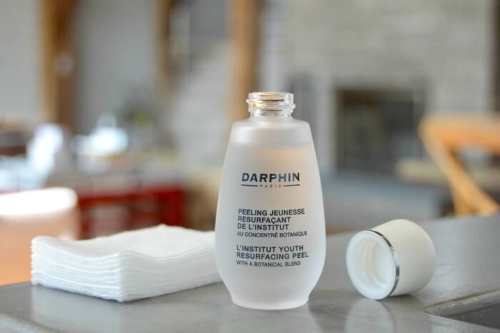DARPHIN PEELING JEUNESSE RESURFAÇANT DE L'INSTITUT AU CONCENTRÉ BOTANIQUE - 30 ML – Image 1